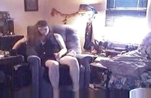 xxx 兴奋的妻子穿着高跟鞋想克服一个陌生人 色情电影的铁杆 指法