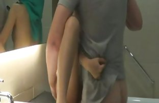 xxx 成熟的男人在堕落的女孩的陪伴下庆祝朋友的周年纪念日 新的性别影的视频 印度尼西亚