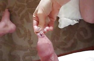 xxx 镜子前的洋娃娃用手指使自己达到高潮 免费免费色情性 handjobs