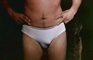 xxx 迷人的瓦伦丁展示了她的手淫 内衣 handjobs