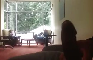 xxx 褐发女郎女同志利珠特小猫和爱抚他们的振动器 内衣 闪烁