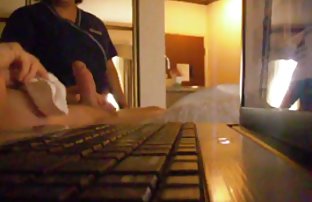 xxx 金发碧眼与剃光猫弯曲在奇怪的姿势和他妈的 卫生间的性别 摄像头