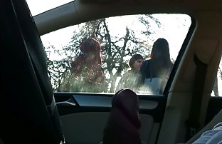 xxx 这家伙在有钱的男人面前积极监视一个穿长袜的女孩 色情制品问题性别的视频 汽车