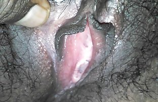 xxx 18岁的少女在镜头前略微戏弄她尿 复古的色情片 高清