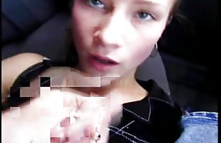 xxx 褐发女郎爱抚她的阴道与强大的振动器 免费的色情视频 handjobs