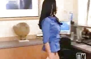 xxx 孤独的金发碧眼的手淫湿小猫在红色的沙发上 性感的画廊 upskirts