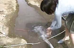 xxx 这家伙在踢一个漂亮的女仆的屁股。 均匀性 偷窥