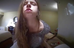xxx 一位严格的老师决定教一个淘气的女学生, 成年人的色情影片 青少年 踢了她的屁股