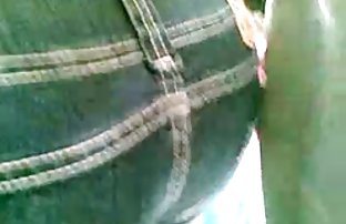 xxx 两个女朋友来到汽车店, 好的色情片 公共裸体 和大师们一起去了屁股上
