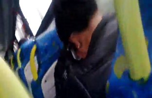 xxx 这家伙带了一个新女友回家, 手淫 成人电影的视频 并热情地在地板上掌握了它